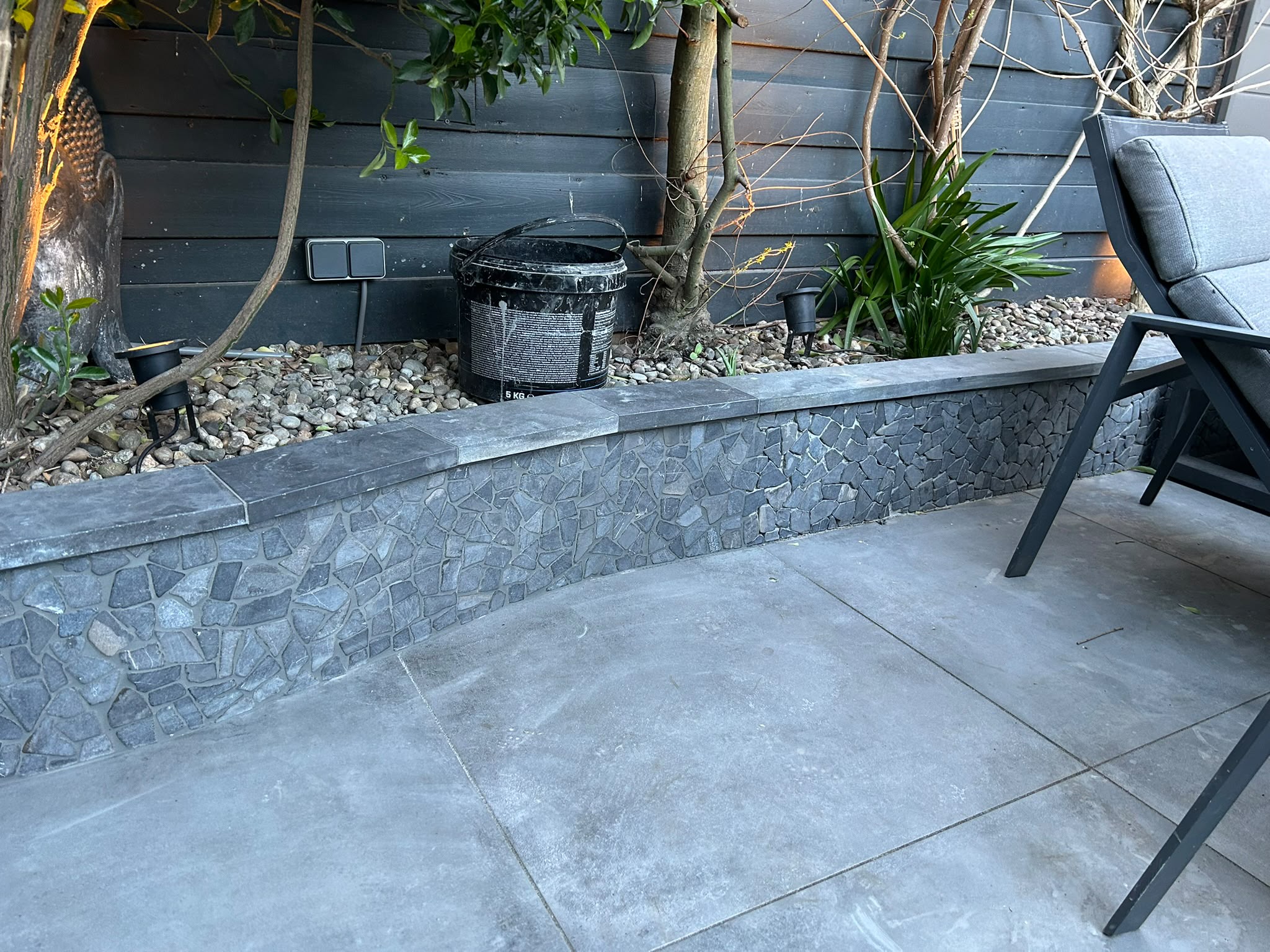 Tuin & overkapping, muurtje en terras